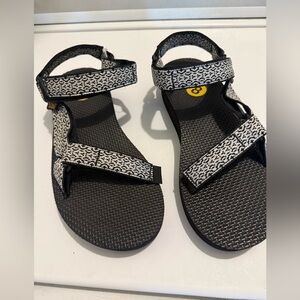 Teva Women’s Size 8 boho white/black Sandals